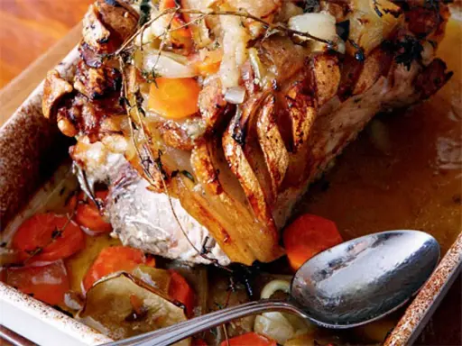 En saftig skinkstek med knaprig svål, rotfrukter och örter i en ugnsform. Ett perfekt skinkstek recept för helgen.