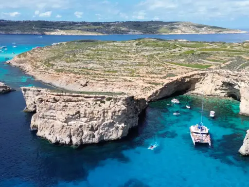 Malta w lutym? Warto! Błękitna laguna, skaliste wybrzeże i łodzie na krystalicznie czystej wodzie.