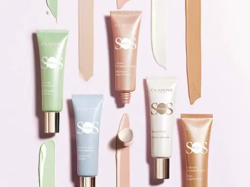 Primer Clarins SOS per una perfetta colour correction: verdi per rossori, blu per pori, pesca per fatica, bianco per luminosità, arancio per imperfezioni.