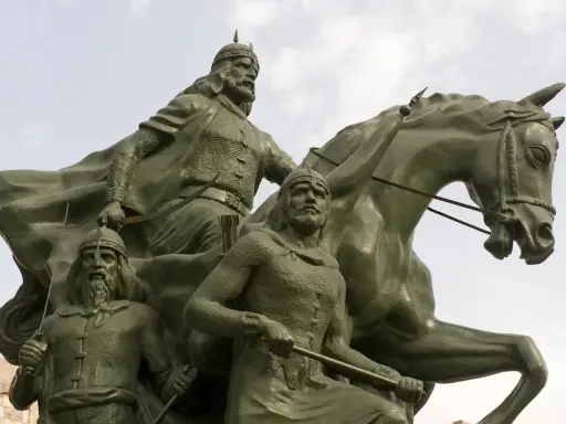 Pomnik upamiętniający zdobycie Jerozolimy przez Saladyna. Trzech wojowników na koniu, w zbrojach i hełmach, z mieczami w dłoniach.