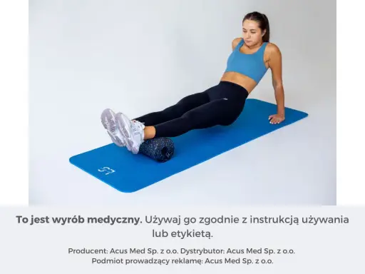 Kobieta masuje łydki wałkiem, by złagodzić **tendinopatię ścięgna Achillesa**.