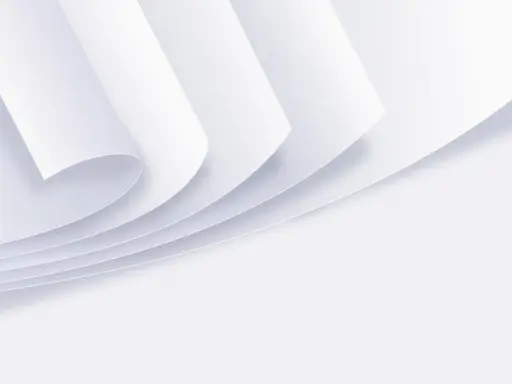 Stos białych kartek papieru zwiniętych w rogu.