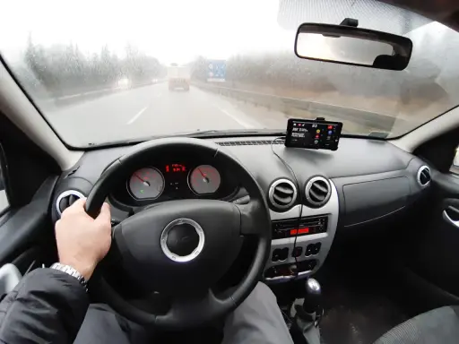 Hamowanie silnikiem: Oszczędzaj paliwo (0.0 l/100 km) i hamulce!