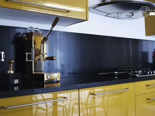 Macchina da caffè dorata e lucida, perfetta per creare un angolo caffè idee in cucina.