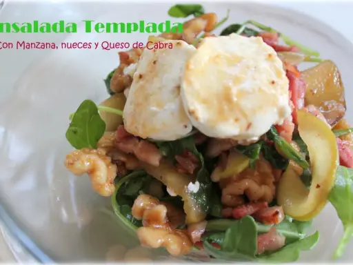 Ensalada templada con manzana, nueces y queso de cabra. Deliciosa combinación de sabores y texturas.