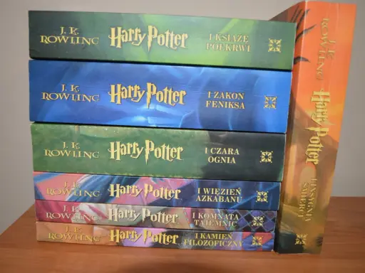 Stos książek z serii Harry Potter części: Kamień filozoficzny, Komnata tajemnic, Więzień Azkabanu, Czara ognia, Zakon Feniksa, Książę Półkrwi i Insygnia Śmierci.