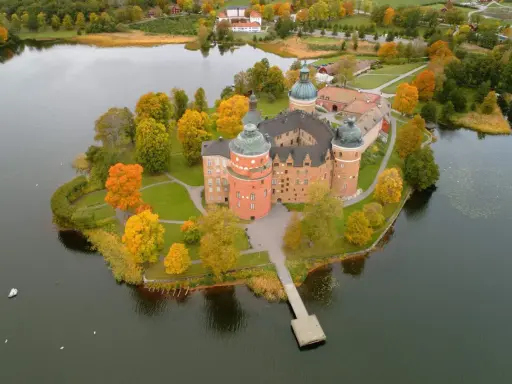 En vacker utflykt till Uppsala med ett slott omgivet av höstfärger och vatten.