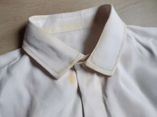 Vergilbter Kragen eines weißen Hemdes, bereit zum hemd bleichen. Gelbe Flecken sind sichtbar.
