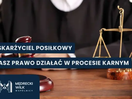 Sądowy młotek i waga sprawiedliwości. Tekst: "Oskarżyciel posiłkowy masz prawo działać w procesie karnym".