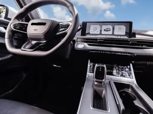 Interior de un coche moderno con volante, pantalla táctil y palanca de cambios. El futuro de los coches autónomos ya está aquí.