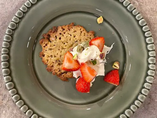 Ett krispigt havreflarn med grädde, jordgubbar och pistagenötter. Ett enkelt och gott havreflarn recept.