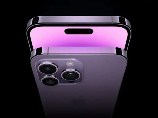 Dwa iPhone'y Pro w kolorze fioletowym, jeden na drugim. Górny pokazuje ekran z Dynamic Island, dolny tylną część z trzema aparatami. Moc A16 Bionic.