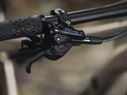 Manetka Shimano Deore, część mechanizmu zmiany biegów, pokazuje różne rodzaje przerzutek rowerowych w akcji.