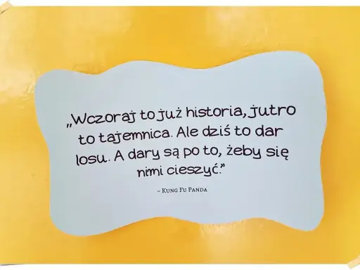 Cytat z Kung Fu Panda na jasnoniebieskiej chmurce na żółtym tle.