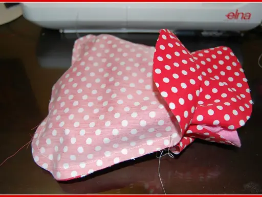 Dos bolsos flamenca con patrones de lunares, uno rosa y otro rojo, listos para coser.