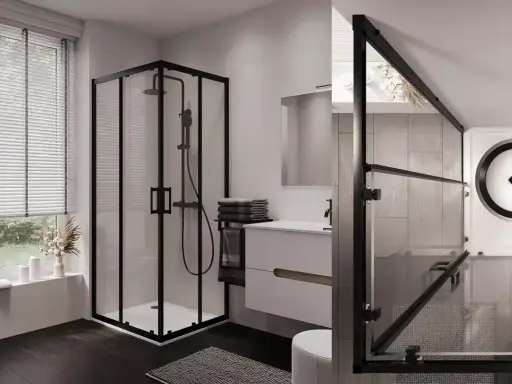Bagno piccolo con doccia 2 mq, moderno e funzionale, con box nero, lavabo sospeso e finestra con tende a lamelle.