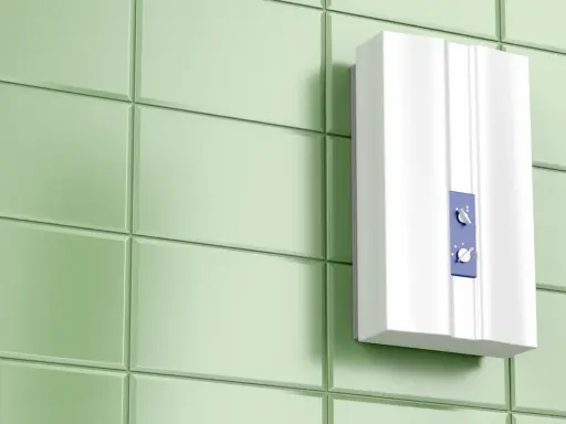 Moderner, weißer Durchlauferhitzer ohne Neutralleiter an einer hellgrünen Fliesenwand. Zwei Drehregler zur Temperatureinstellung.