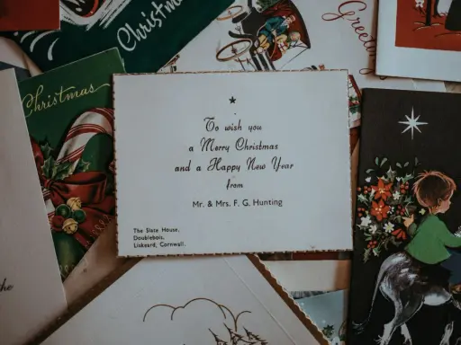 Stare kartki świąteczne, w tym zaproszenie wzór do druku z życzeniami "Merry Christmas and a Happy New Year".