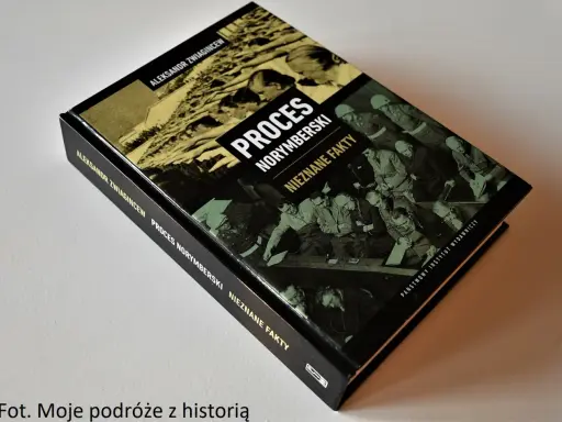 Książka "Proces Norymberski. Nieznane fakty" Aleksandra Zwiagincewa. Okładka przedstawia sceny z procesu, odsłaniając proces norymberski ciekawostki.