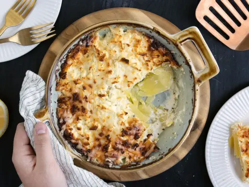 Kretanische Kartoffeln Rezept: Ein Auflauf mit goldbrauner Kruste und cremiger Füllung, bereit zum Servieren.
