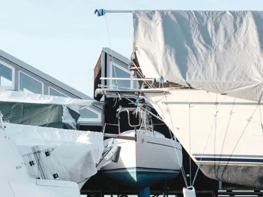 Boote werden für den Frostschutz boot einwintern vorbereitet. Sie sind mit Planen abgedeckt und stehen auf dem Trockendock.