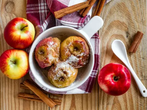 Manzanas al horno con canela y azúcar, listas para disfrutar.
