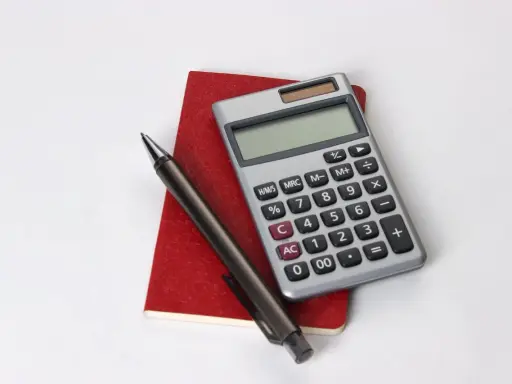 Notes, pen and calculator ready to calculate ile wynosi zachowek.