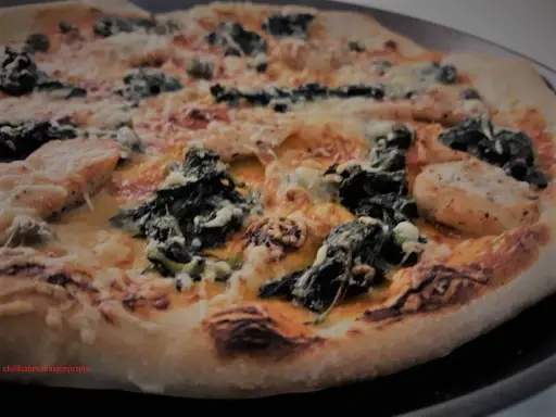 Pyszne ciasto na pizzę Ani Gotuje z kurczakiem i szpinakiem, zapieczone z serem.