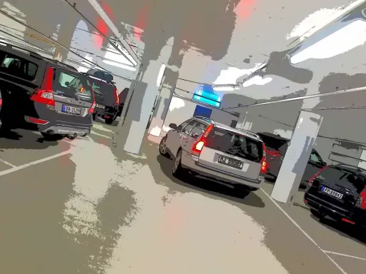 Samochody na parkingu podziemnym w Norwegii. Uważaj na mandaty, parkując nieprawidłowo.