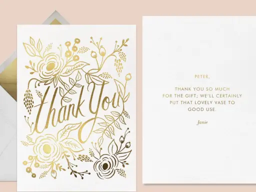 Tarjeta de agradecimiento con flores doradas y sobre abierto.