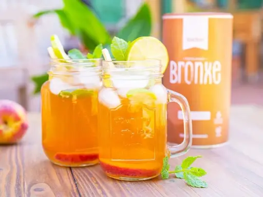 Erfrischender Eistee mit Pfirsich, Minze und Limette. Perfekt zum eistee selber machen kinderleicht.