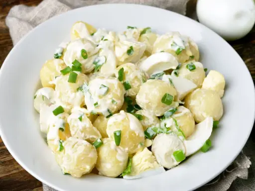 Cremiger Kartoffelsalat mit Ei und Frühlingszwiebeln, ein wahres Kartoffelsalat Geheimrezept, das auf jedem Tisch glänzt.