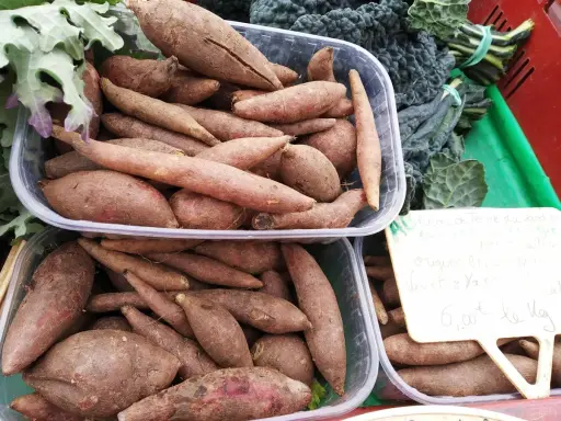 Poires de terre du jardin, une culture locale. Ces patates douces, d'origine Baleni, sont vendues au kilogramme.