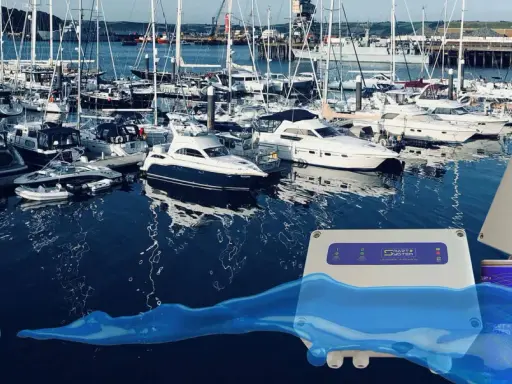 Port de plaisance avec bateaux. Le système antifouling ultrasonique Smart System protège vos hélices. Plus besoin d'antifouling tous les 2 ans.