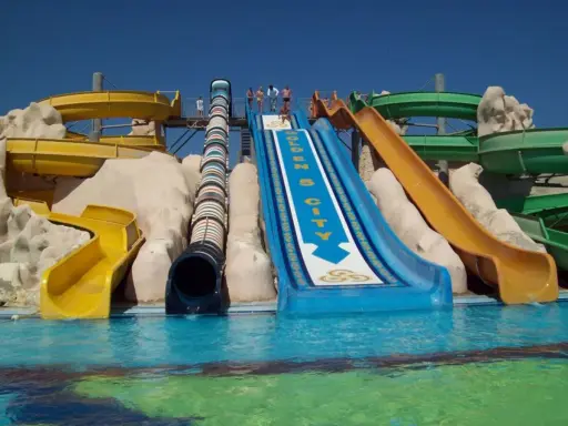 Wodne zjeżdżalnie w Hawaii Paradise Aqua Park Resort, zjeżdżalnia "Golden City" i inne kolorowe atrakcje wodne.