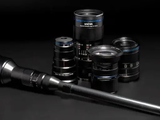Objetivos Laowa, incluyendo el Laowa 100mm f/2.8 2x ultra macro, dispuestos sobre fondo oscuro.
