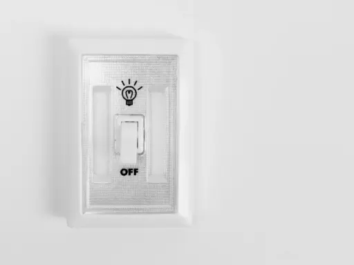 Wyłącznik światła z napisem "OFF". Ucz się phrasal verbs po polsku, by lepiej rozumieć język.