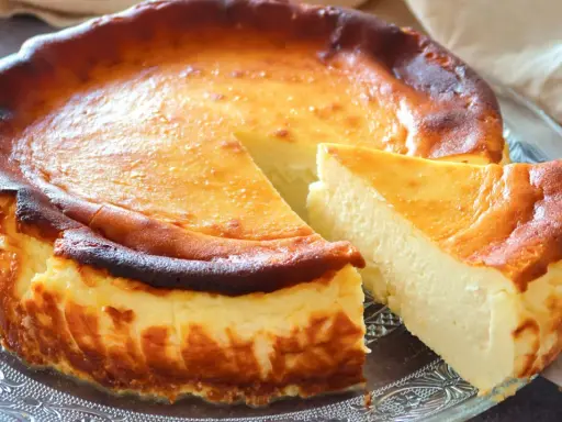 Tarta de queso La Viña, receta auténtica. Cremosa por dentro, caramelizada por fuera. ¡Perfecta para compartir!