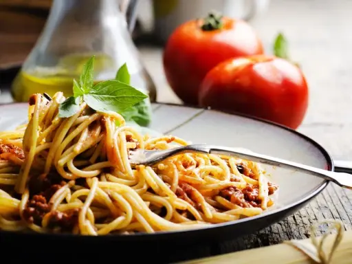 Gruby makaron spaghetti: jak gotować i z czym łączyć? Poradnik eksperta