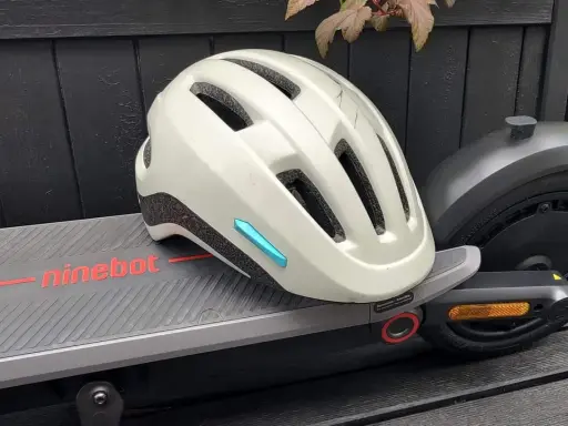 Kask z technologią MIPS co to? leży na hulajnodze Ninebot. Zapewnia dodatkową ochronę głowy podczas jazdy.