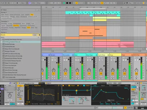 Un compositeur de musique utilise un logiciel pour créer des sons, comme ce "Drifting Ambient Pad".