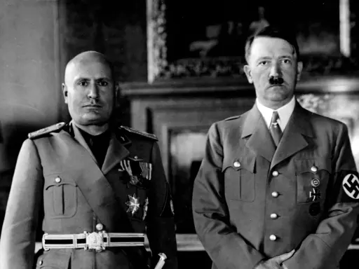 Mussolini och Hitler, symboler för vad fascism betyder, står sida vid sida i militäruniformer.