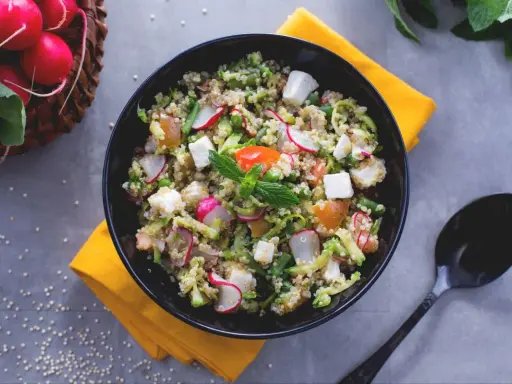 Ein bunter Quinoa Salat italienisch mit Radieschen, Zucchini und Feta. Frisch und leicht, perfekt für den Sommer.