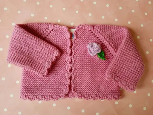 Chaqueta a crochet para bebé de 3 a 6 meses, rosa con flor lila y hoja verde. Ideal para abrigar a tu pequeño con estilo.