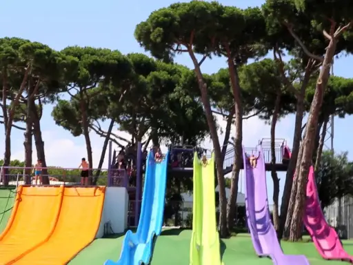 Toboganes de colores en un parque acuático, ideal para saber dónde ir con niños de 2 a 3 años en Cataluña.