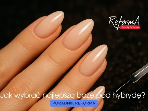 Dłoń z idealnym manicure hybrydowym. Pędzelek z produktem sugeruje, że to mocna baza hybrydowa.