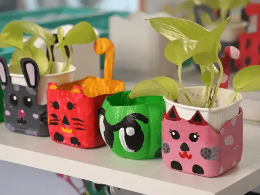 Zwierzątka z recyklingu dla dzieci: urocze doniczki w kształcie króliczka, kotków i potworka.