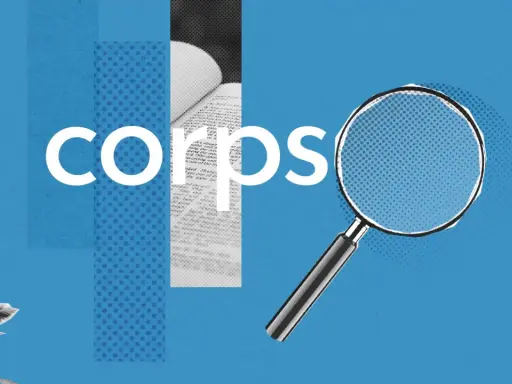 Loupe examinant un livre ouvert, le mot "CORPS" en gros caractères. Un synonyme de "corps" est recherché.