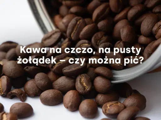 Ziarna kawy rozsypane z metalowego naczynia. Tekst pyta: "Kawa na czczo, na pusty żołądek – czy można pić?".