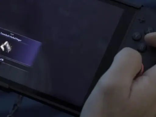 Gracz gra w Elden Ring na Nintendo Switch, zdobywając nowy przedmiot "Tarnished's Furled Finger".